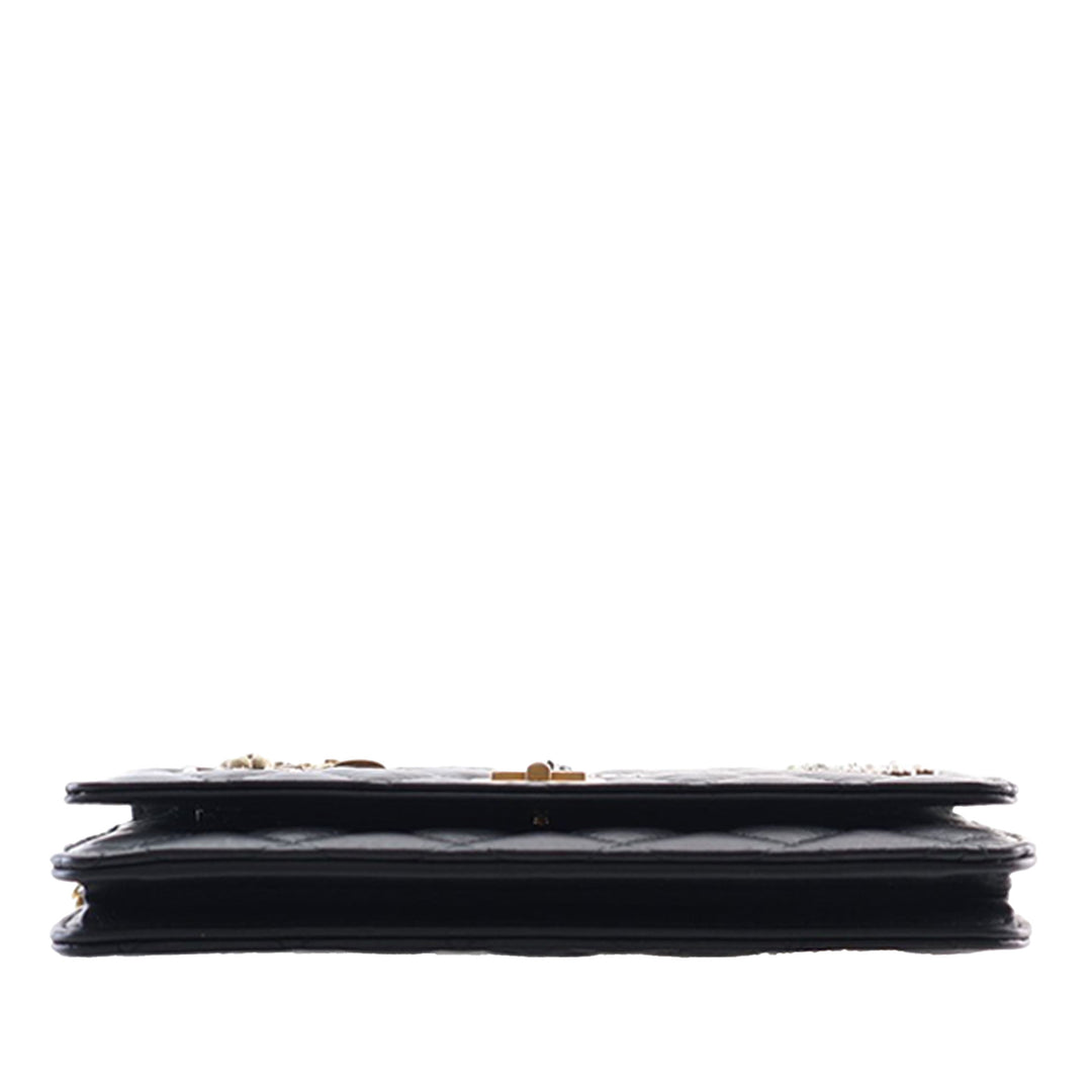 Chanel Matelassé vieilli Cuir de veau Reissue 2.55 Lucky Charms Wallet on Chain