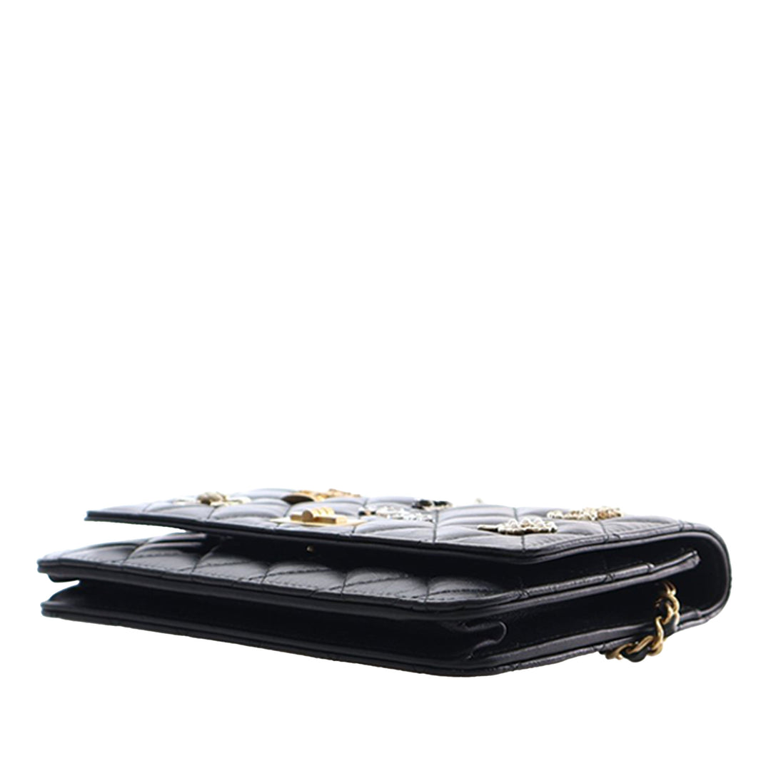 Chanel Matelassé vieilli Cuir de veau Reissue 2.55 Lucky Charms Wallet on Chain