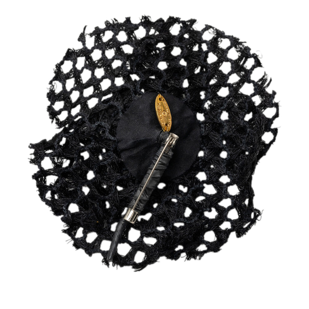Chanel Mesh Camellia Pin Broche Noir – vue 2 – GABY PARIS