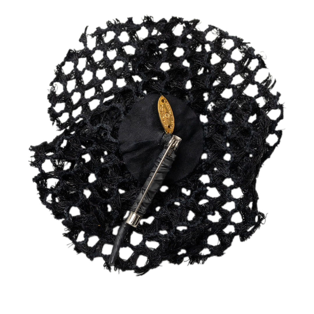 Chanel Mesh Camellia Pin Broche Noir – vue 2 – GABY PARIS