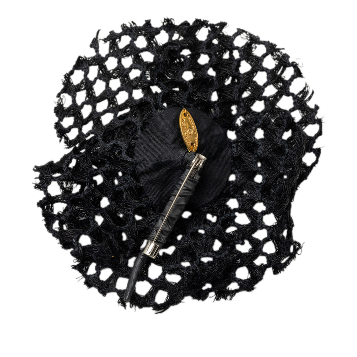 Chanel Mesh Camellia Pin Broche Noir – vue 2 – GABY PARIS