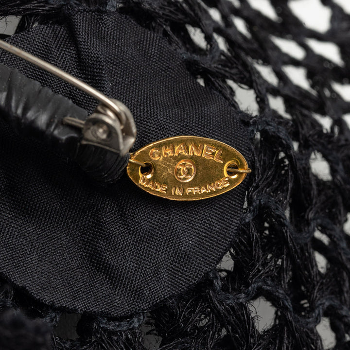 Chanel Mesh Camellia Pin Broche Noir – vue 3 – GABY PARIS