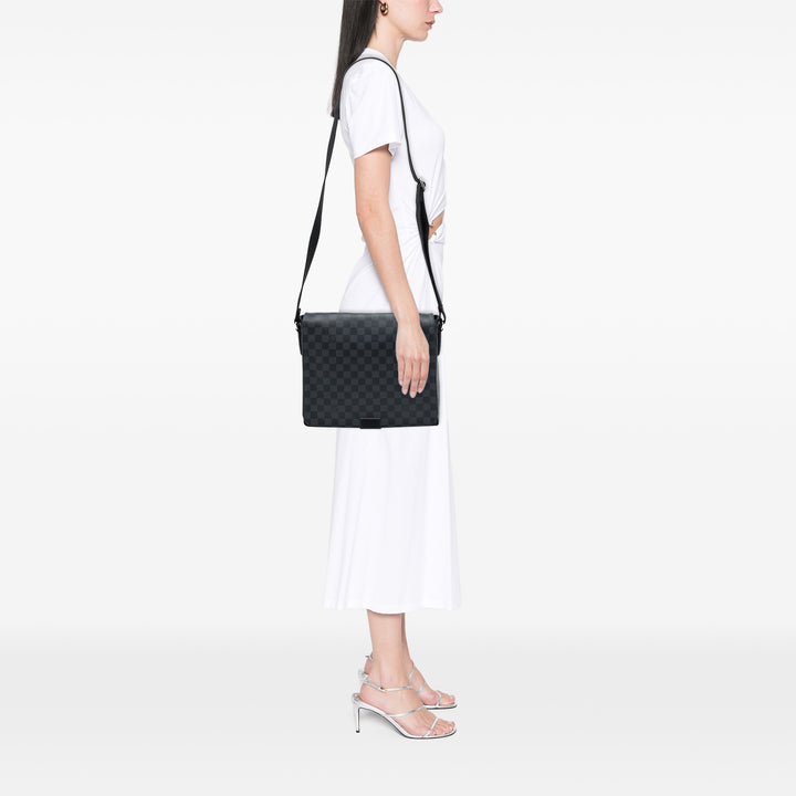 Louis Vuitton District MM Damier Graphite Noir – vue 6 – GABY PARIS