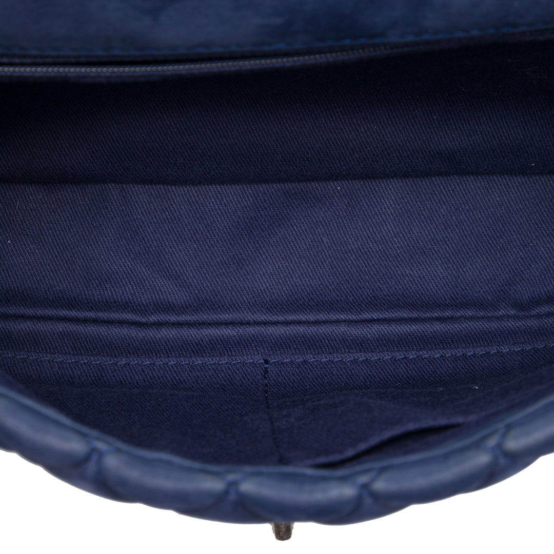 Chanel Matelassé Irisé New Bubble à rabat Grand Cuir de veau Bleu – vue 4 – GABY PARIS