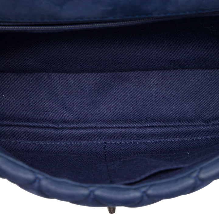 Chanel Matelassé Irisé New Bubble à rabat Grand Cuir de veau Bleu – vue 4 – GABY PARIS