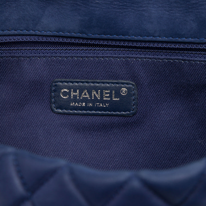 Chanel Matelassé Irisé New Bubble à rabat Grand Cuir de veau Bleu – vue 5 – GABY PARIS