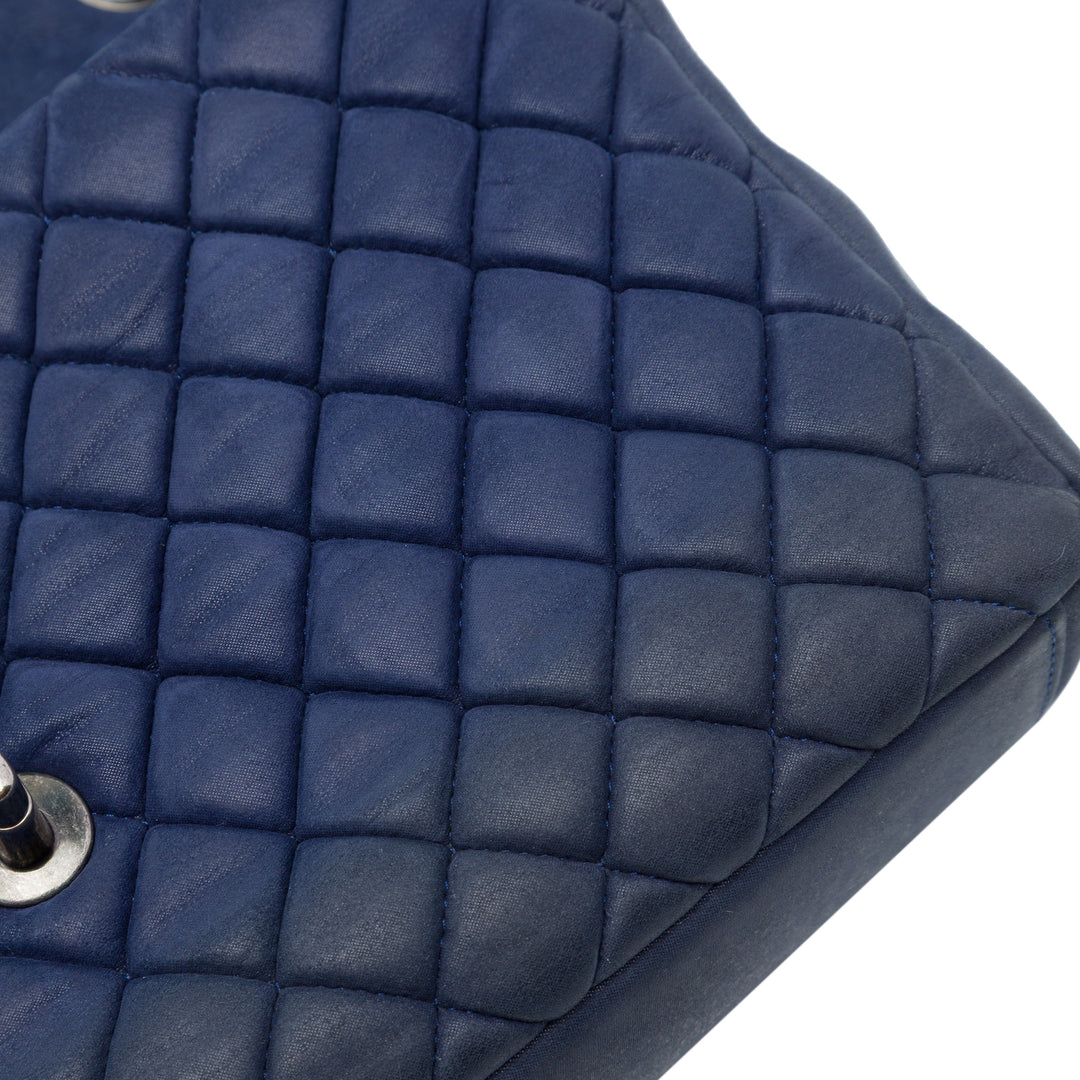 Chanel Matelassé Irisé New Bubble à rabat Grand Cuir de veau Bleu – vue 6 – GABY PARIS