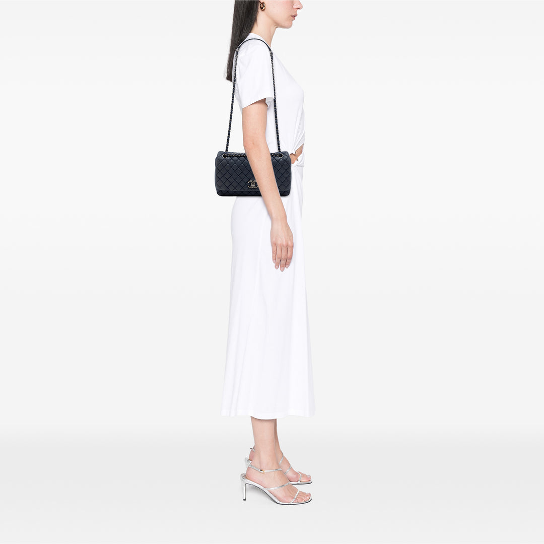 Chanel Matelassé Irisé New Bubble à rabat Grand Cuir de veau Bleu – vue 7 – GABY PARIS