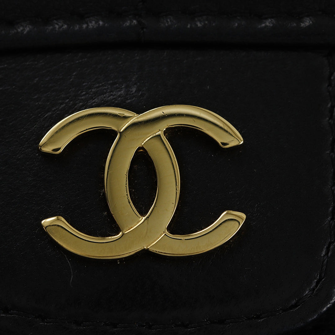 Chanel Mini CC Chocolate Bar Cuir d’agneau Camellia à rabat