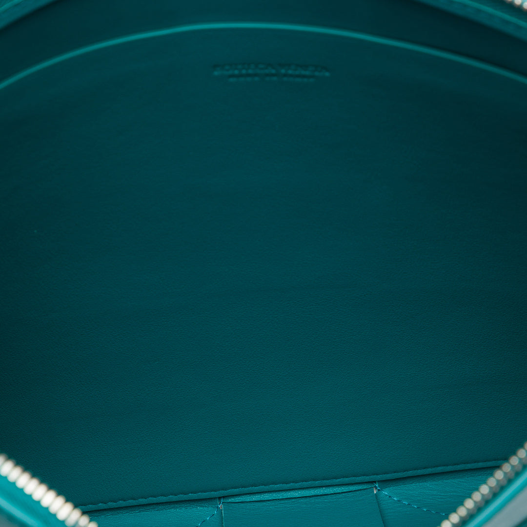 Bottega Veneta Pochette Intrecciato Cassette Plat nappa Maxi Bleu – vue 4 – GABY PARIS