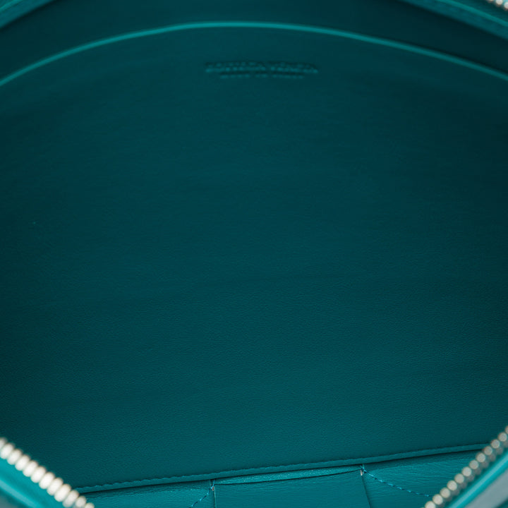 Bottega Veneta Pochette Intrecciato Cassette Plat nappa Maxi Bleu – vue 4 – GABY PARIS