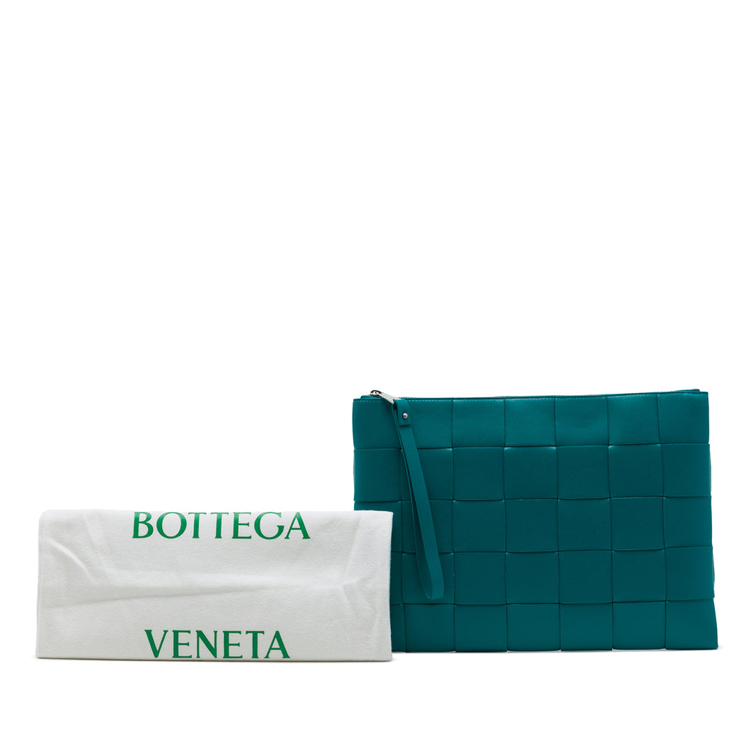 Bottega Veneta Pochette Intrecciato Cassette Plat nappa Maxi Bleu – vue 7 – GABY PARIS