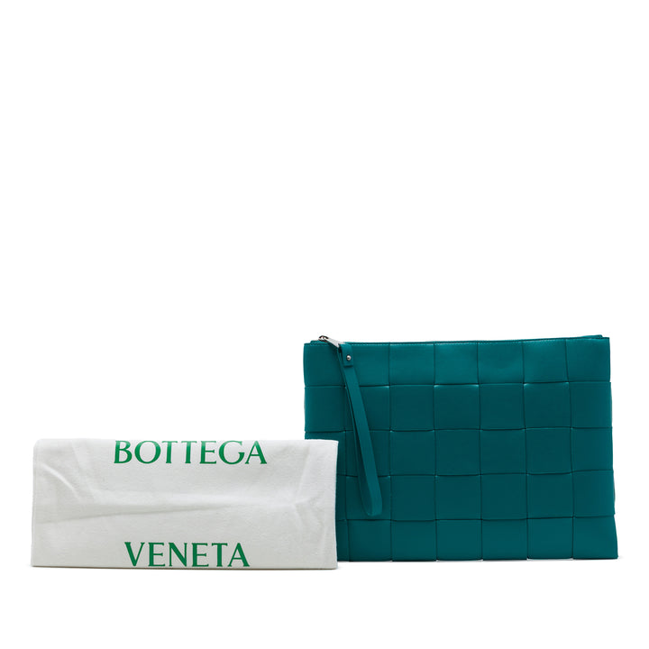 Bottega Veneta Pochette Intrecciato Cassette Plat nappa Maxi Bleu – vue 7 – GABY PARIS