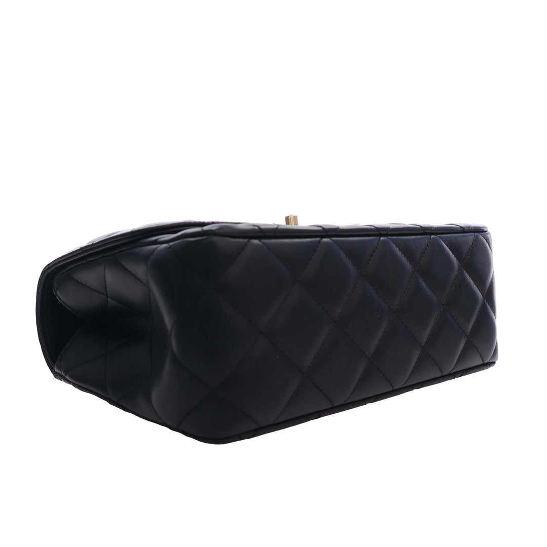 Chanel CC Matelassé Cuir d’agneau Metal Twist anse supérieure à rabat