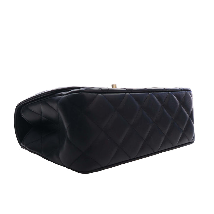Chanel CC Matelassé Cuir d’agneau Metal Twist anse supérieure à rabat