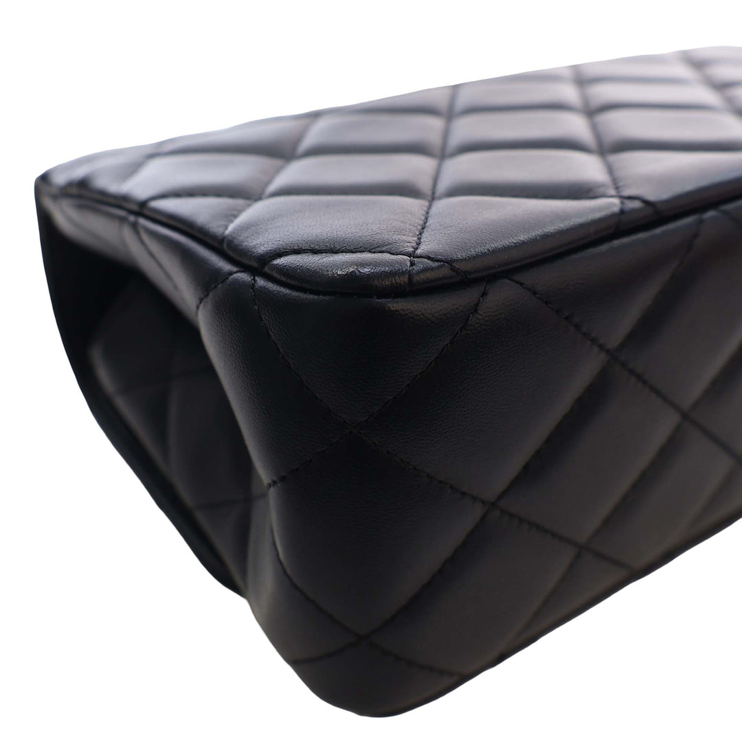 Chanel CC Matelassé Cuir d’agneau Metal Twist anse supérieure à rabat