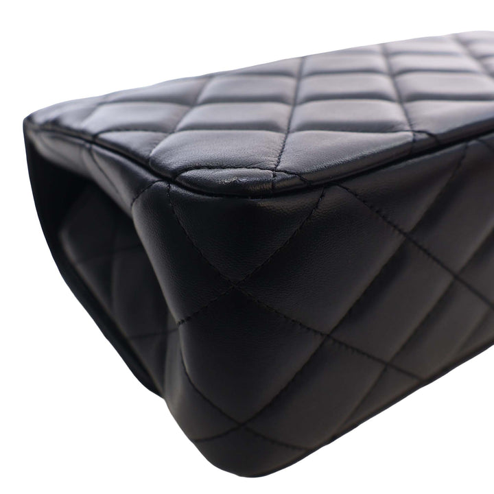 Chanel CC Matelassé Cuir d’agneau Metal Twist anse supérieure à rabat