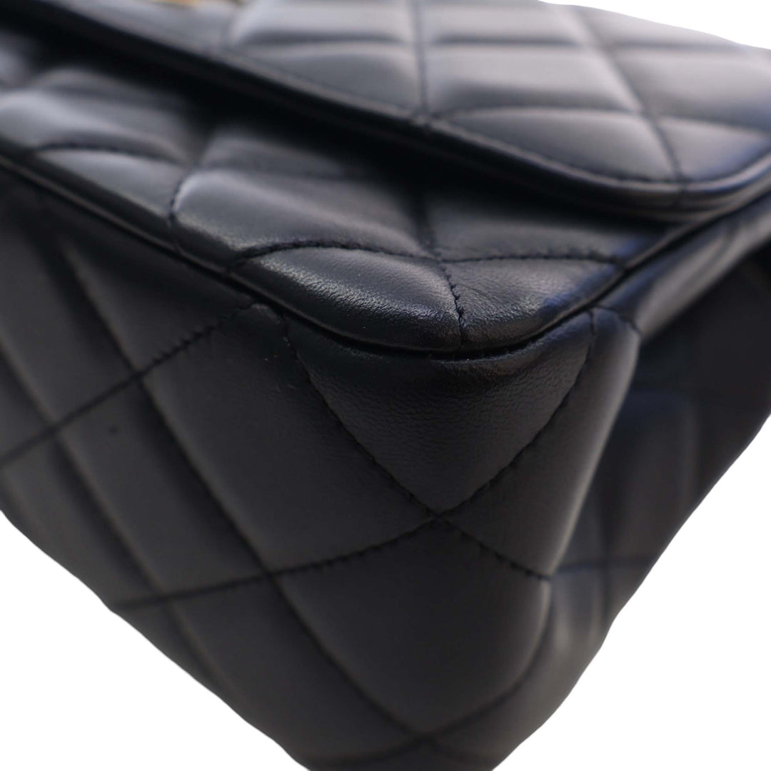 Chanel CC Matelassé Cuir d’agneau Metal Twist anse supérieure à rabat