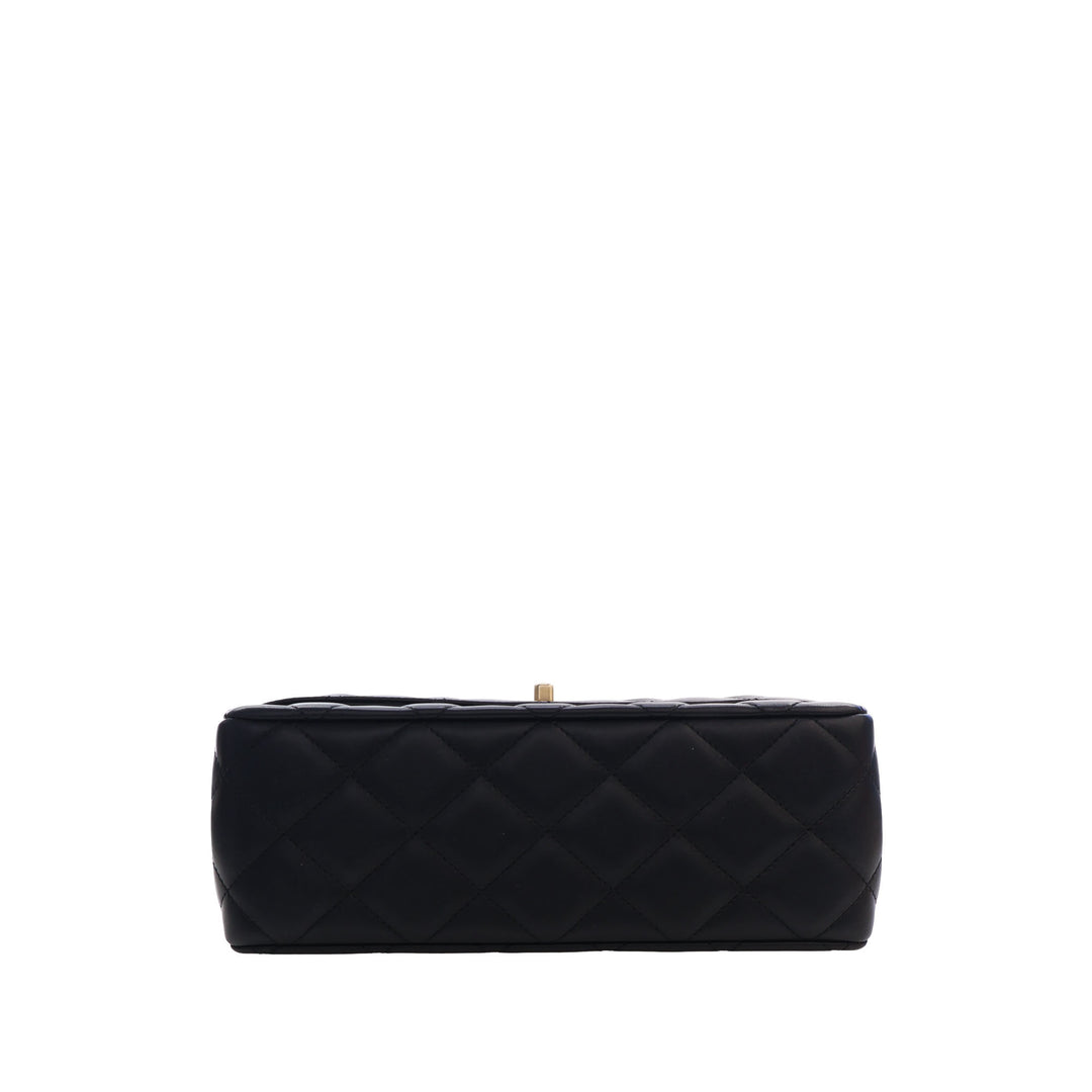 Chanel CC Matelassé Cuir d’agneau Metal Twist anse supérieure à rabat