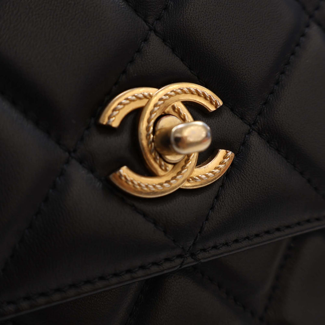 Chanel CC Matelassé Cuir d’agneau Metal Twist anse supérieure à rabat
