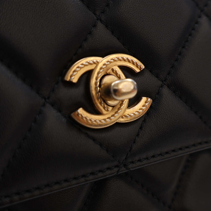 Chanel CC Matelassé Cuir d’agneau Metal Twist anse supérieure à rabat