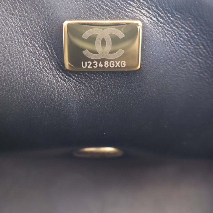 Chanel CC Matelassé Cuir d’agneau Metal Twist anse supérieure à rabat