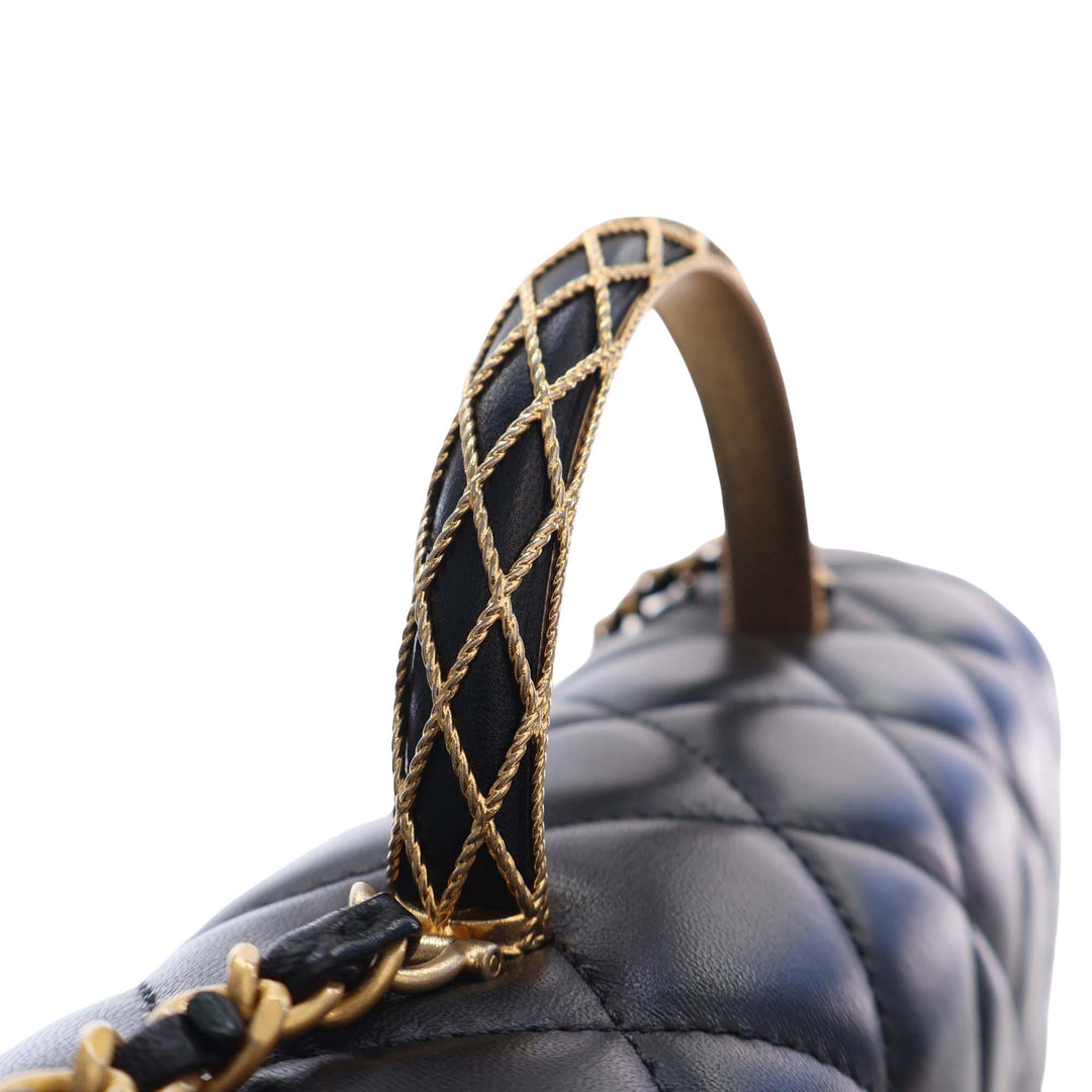 Chanel CC Matelassé Cuir d’agneau Metal Twist anse supérieure à rabat