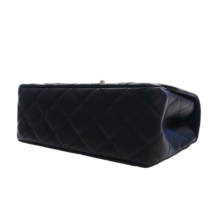 Chanel CC Matelassé Cuir d’agneau Metal Twist anse supérieure à rabat