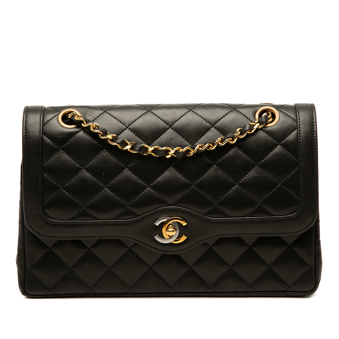 Chanel Édition limitée Paris CC Matelassé Double rabat Moyen Cuir d'agneau Noir – vue principale – GABY PARIS