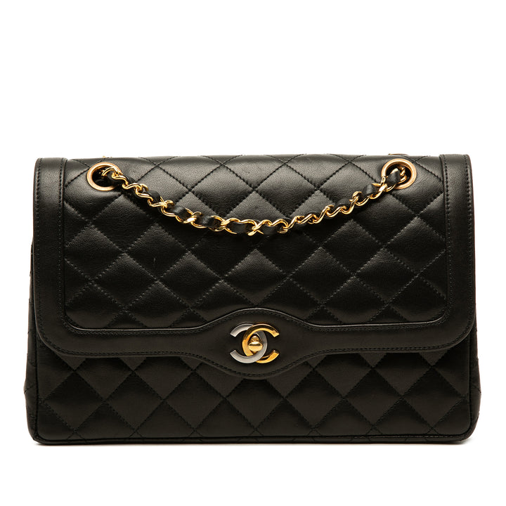 Chanel Édition limitée Paris CC Matelassé Double rabat Moyen Cuir d'agneau Noir – vue principale – GABY PARIS