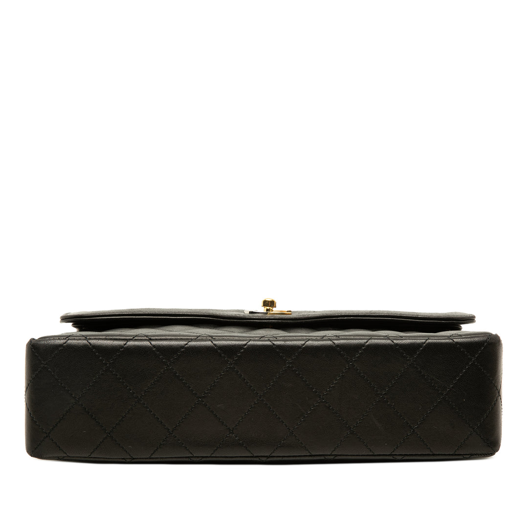 Chanel Édition limitée Paris CC Matelassé Double rabat Moyen Cuir d'agneau Noir – vue 3 – GABY PARIS