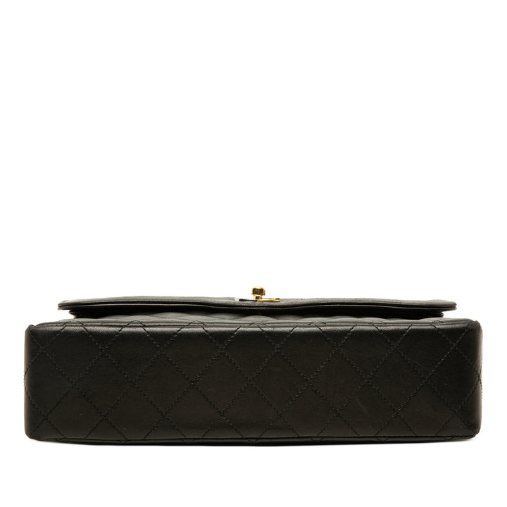 Chanel Édition limitée Paris CC Matelassé Double rabat Moyen Cuir d'agneau Noir – vue 3 – GABY PARIS