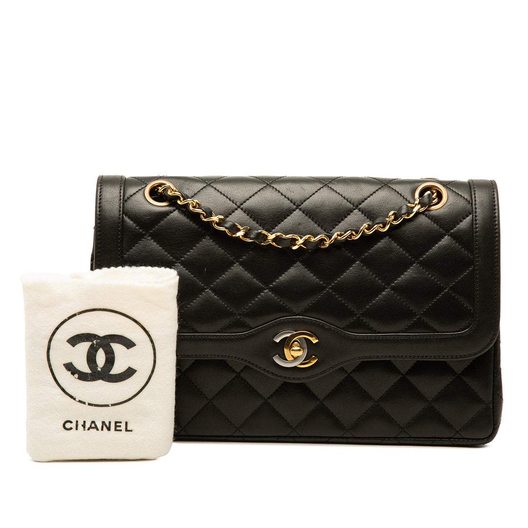 Chanel Édition limitée Paris CC Matelassé Double rabat Moyen Cuir d'agneau Noir – vue 7 – GABY PARIS
