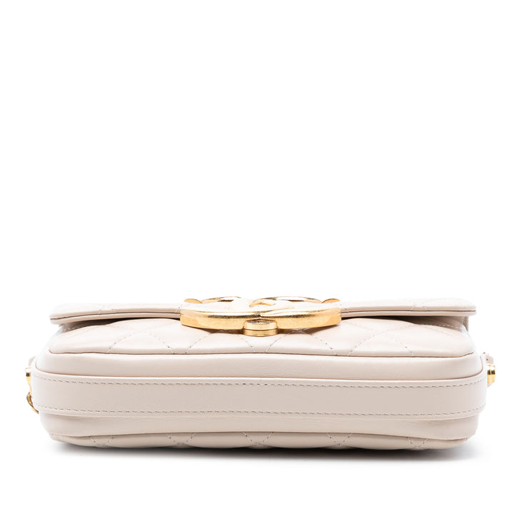 Chanel Matelassé Cuir d’agneau Giant CC à rabat Phone Holder avec chaîne