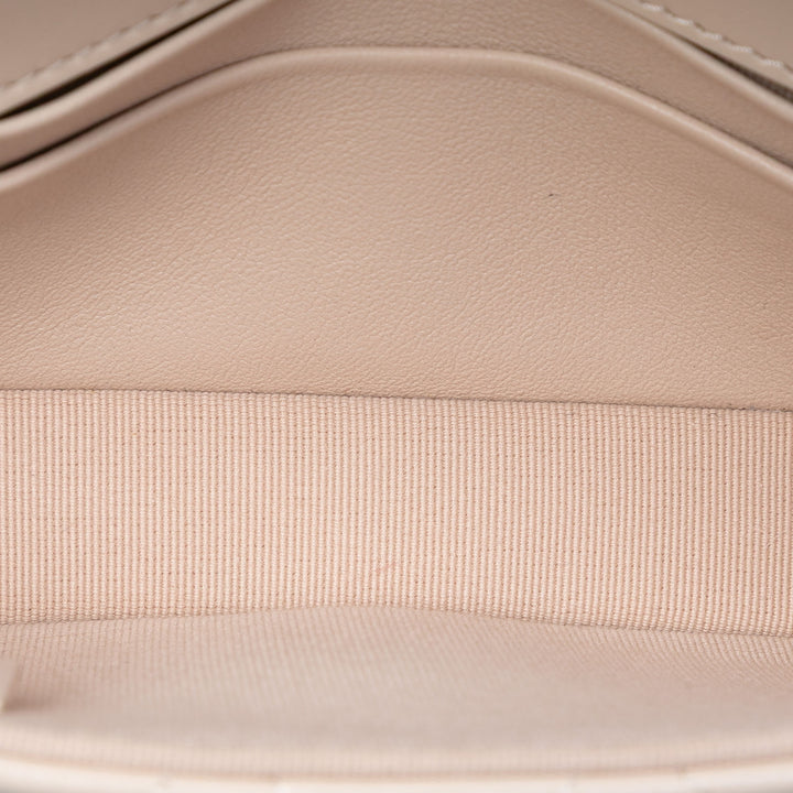 Chanel Matelassé Cuir d’agneau Giant CC à rabat Phone Holder avec chaîne