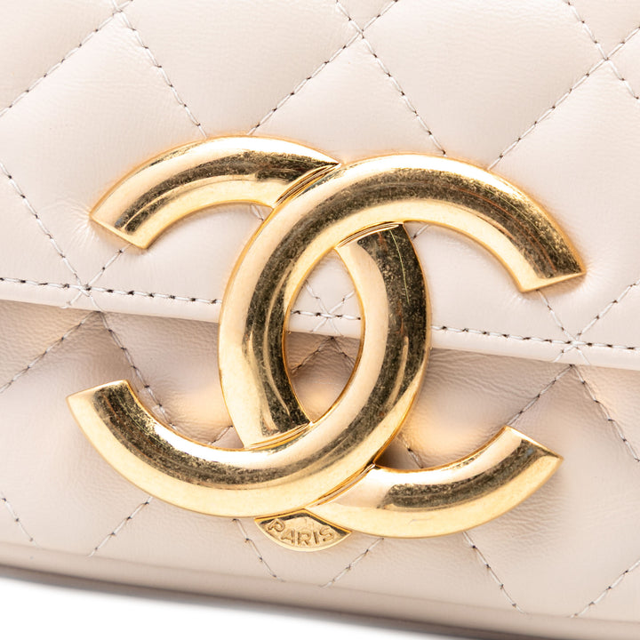Chanel Matelassé Cuir d’agneau Giant CC à rabat Phone Holder avec chaîne