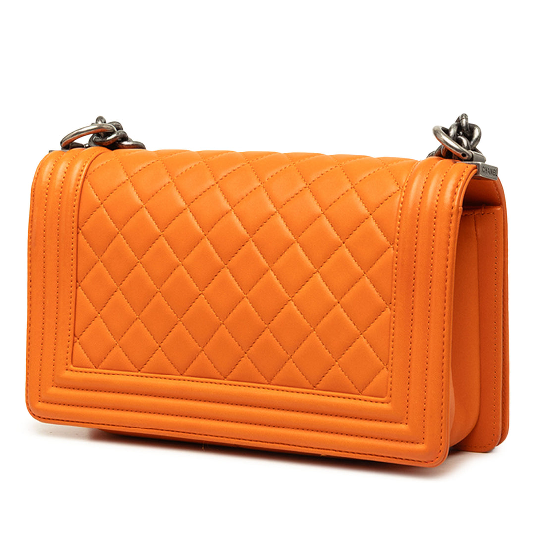 Chanel Sac bandoulière Matelassé Boy à rabat Moyen Cuir d'agneau Orange – vue 2 – GABY PARIS