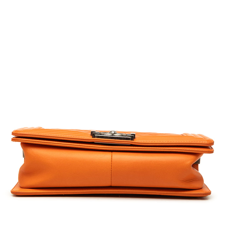 Chanel Sac bandoulière Matelassé Boy à rabat Moyen Cuir d'agneau Orange – vue 3 – GABY PARIS