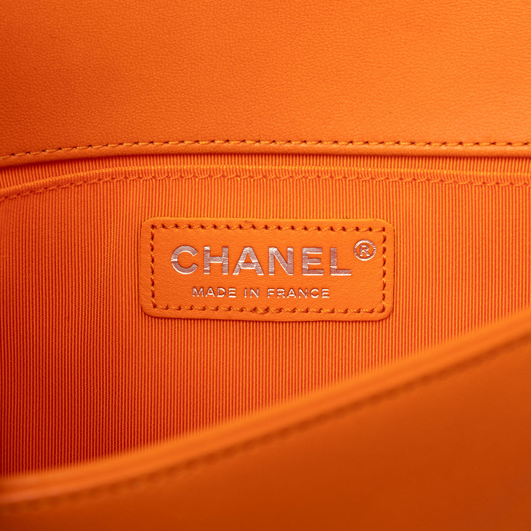 Chanel Sac bandoulière Matelassé Boy à rabat Moyen Cuir d'agneau Orange – vue 5 – GABY PARIS