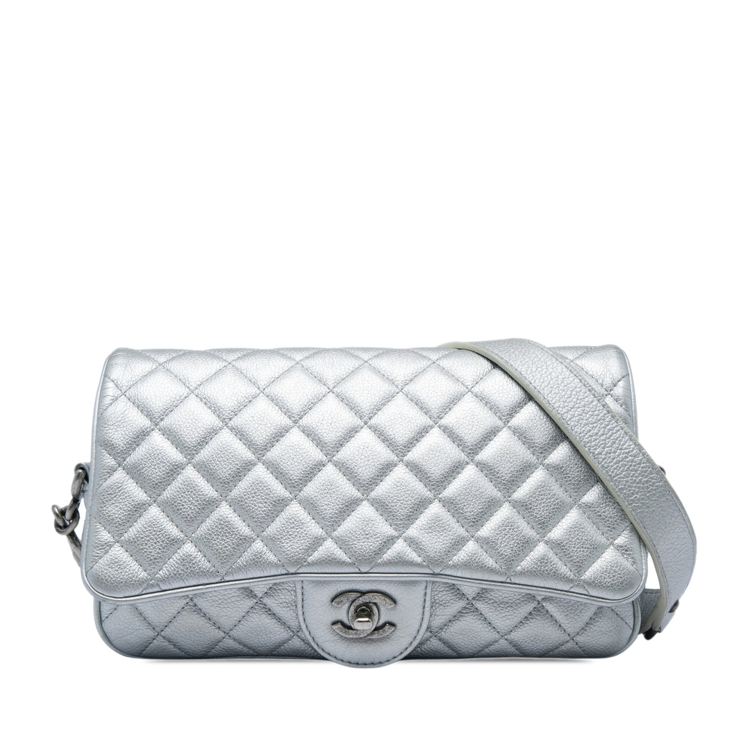 Chanel Matelassé Métallisé grainé Casual Rock à rabat Moyen Cuir de veau grainé Argenté – vue principale – GABY PARIS