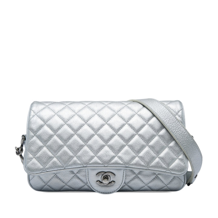 Chanel Matelassé Métallisé grainé Casual Rock à rabat Moyen Cuir de veau grainé Argenté – vue principale – GABY PARIS
