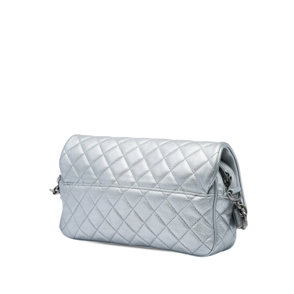 Chanel Matelassé Métallisé grainé Casual Rock à rabat Moyen Cuir de veau grainé Argenté – vue 2 – GABY PARIS