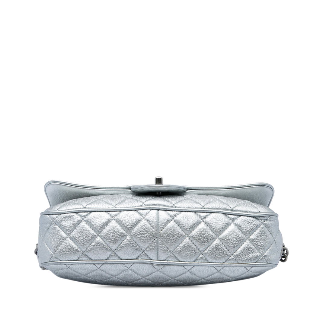 Chanel Matelassé Métallisé grainé Casual Rock à rabat Moyen Cuir de veau grainé Argenté – vue 3 – GABY PARIS