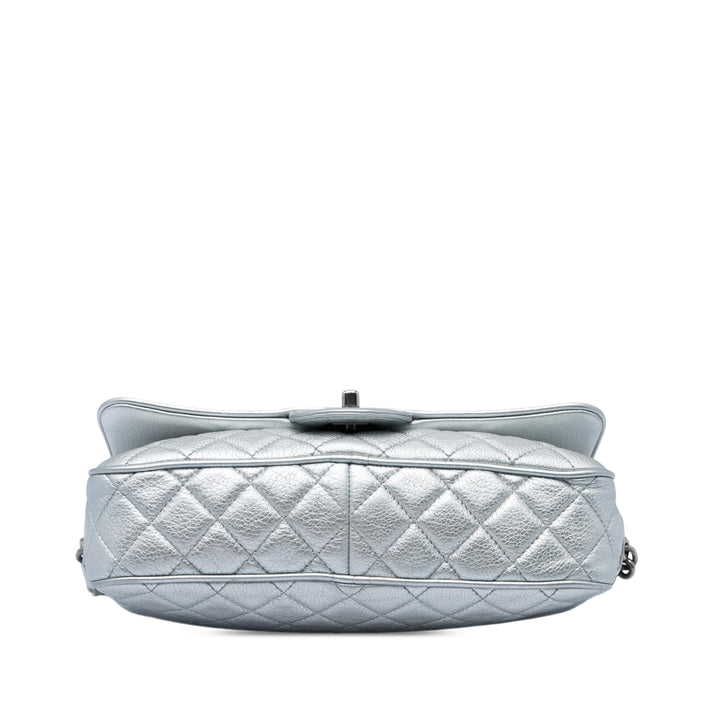 Chanel Matelassé Métallisé grainé Casual Rock à rabat Moyen Cuir de veau grainé Argenté – vue 3 – GABY PARIS