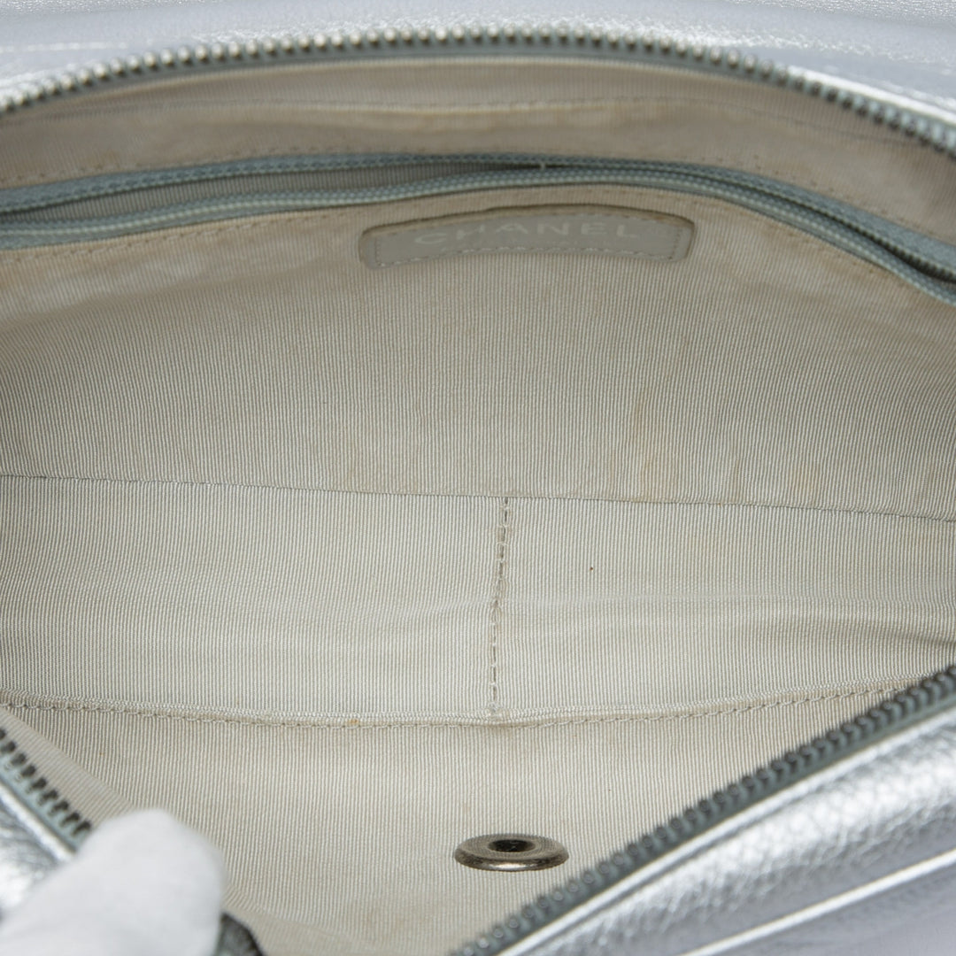 Chanel Matelassé Métallisé grainé Casual Rock à rabat Moyen Cuir de veau grainé Argenté – vue 4 – GABY PARIS