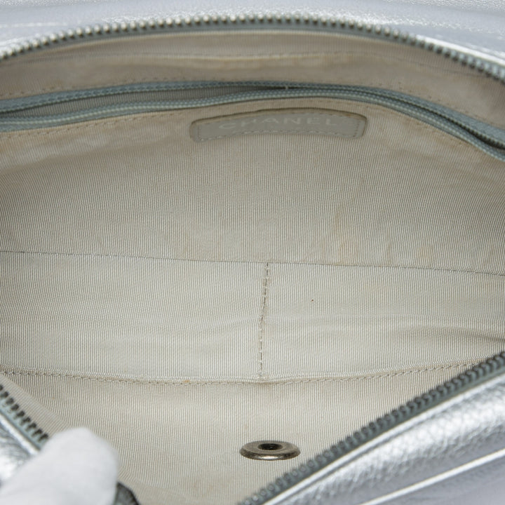 Chanel Matelassé Métallisé grainé Casual Rock à rabat Moyen Cuir de veau grainé Argenté – vue 4 – GABY PARIS