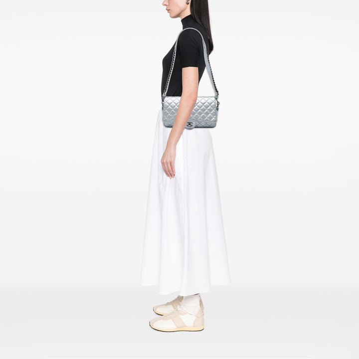 Chanel Matelassé Métallisé grainé Casual Rock à rabat Moyen Cuir de veau grainé Argenté – vue 5 – GABY PARIS