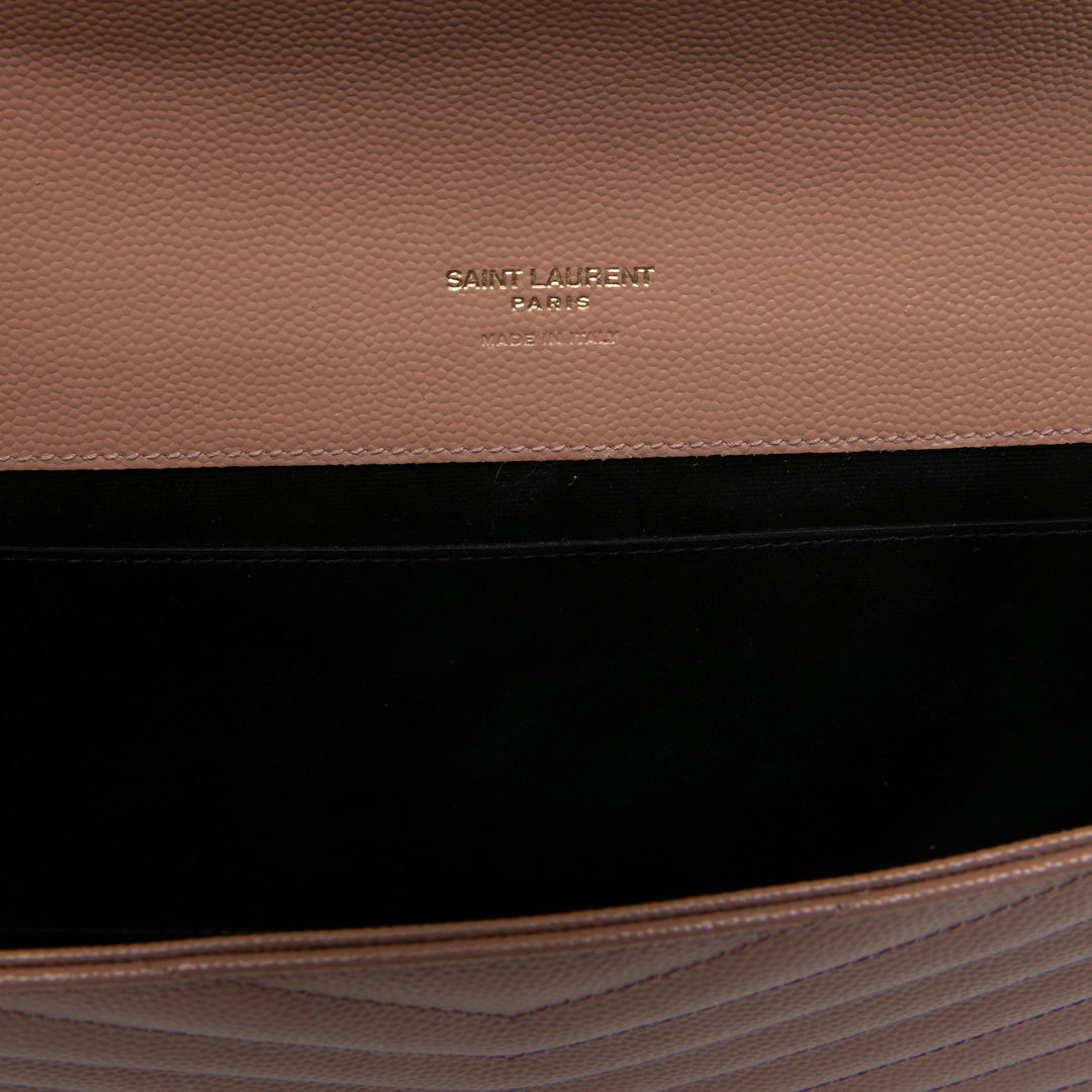 Saint Laurent Grain De Poudre Cassandre Matelasse à rabat Pochette Marron – vue 4 – GABY PARIS