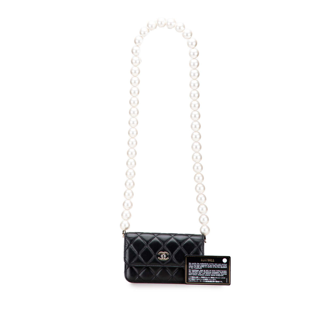 Chanel Quilted Cuir de veau Maxi Pearls Pochette With Chain Noir – GABY PARIS Authentique
