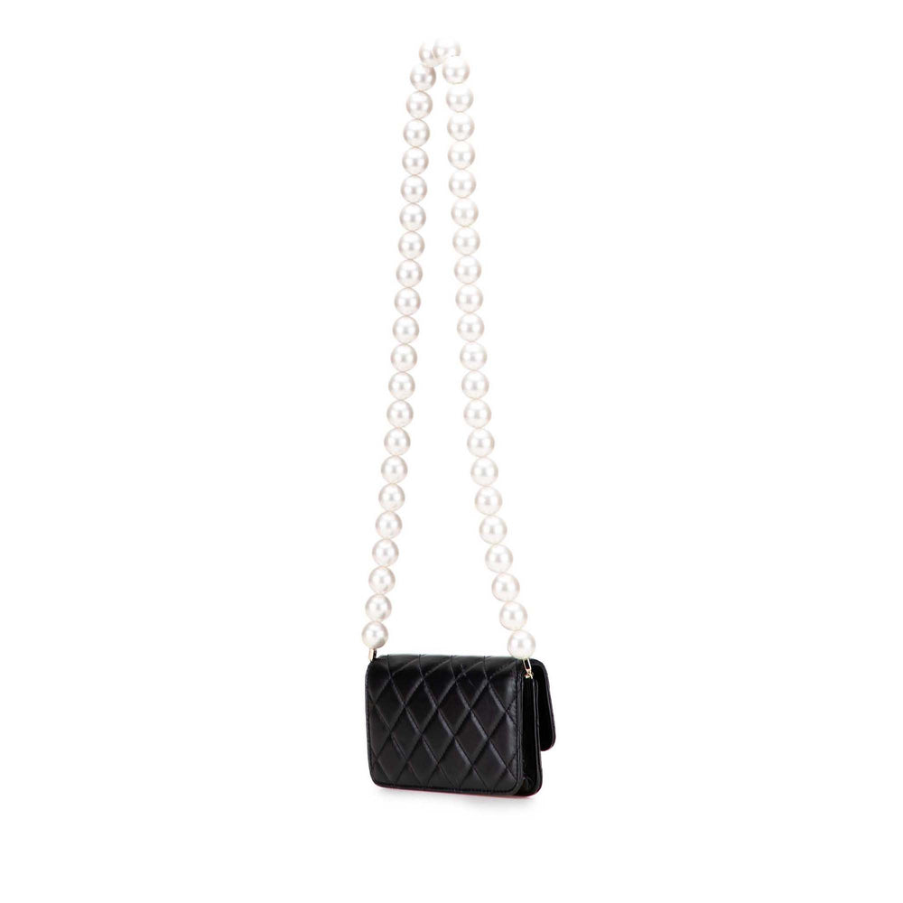 Chanel Quilted Cuir de veau Maxi Pearls Pochette With Chain Noir – GABY PARIS Authentique